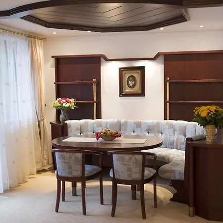 ホテル Alpensporthotel Mutterberg ムッターベルクアルム